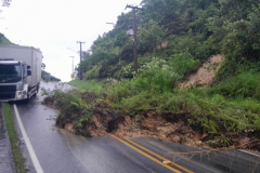 PR-412 em Guaratuba, após queda de barreira