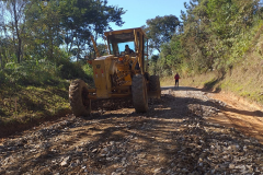 Serviços de conservação de rodovia não-pavimentada na PR-092, entre Doutor Ulysses e Cerro Azul