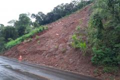 PR-218 entre Realeza e Planalto, escorregamento de terra sobre pista