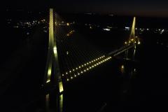 Ponte da Integração Brasil - Paraguai com iluminação amarela