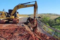 Viaduto da PR-445 passando por remoção de material