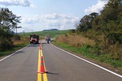 Reforço da sinalização viária e instalação de dispositivos de segurança na PRC-272 em Tomazina