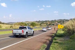 PR-445 com pare-e-siga na altura do viaduto de acesso para Irerê