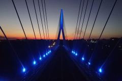 Ponte da Integração Brasil - Paraguai com iluminação azul