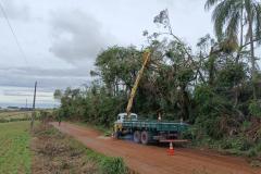Equipes do DER/PR atuam nas rodovias estaduais após tornados