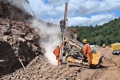 PRC-487 preparativos para detonação de rochas em Nova Tebas