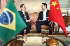 A China quer ser parceira do Paraná em obras de infraestrutura, com grande interesse no projeto do corredor bioceânico, que ligará os portos de Paranaguá, no Litoral do Estado, ao de Antofagasta, no Chile. O assunto foi tratado nesta quinta-feira (14) entre o governador Carlos Massa Ratinho Junior e o embaixador da República Popular da China, Yang Wanming, no Palácio Iguaçu. - . Curitiba,14/03/2019 Foto: Rodrigo Félix Leal/ANPr