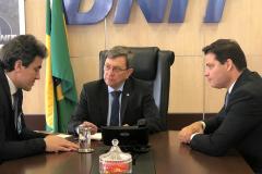 O secretário da Infraestrutura e Logística do Paraná, Sandro Alex, e o diretor-geral do Departamento de Estradas e Rodagem (DER), Fernando Furiatti, estiveram nesta semana no Ministério da Infraestrutura, em Brasília, para tratar de assuntos referentes a importantes obras no Estado. Entre elas, a ampliação da pista do Aeroporto Internacional de Foz do Iguaçu e a duplicação da BR-469, conhecida como Rodovia das Cataratas. Foto: Divulgação/SEIL