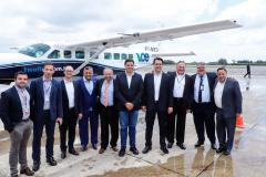 Dois potentes jatos de água batizaram simbolicamente as primeiras aeronaves que partiram com voos de Curitiba para o Interior do Estado inaugurando oficialmente, nesta terça-feira (22), o programa Voe Paraná. O governador Carlos Massa Ratinho Junior acompanhou a estreia no Aeroporto Afonso Pena, em São José dos Pinhais, recepcionando os primeiros passageiros com destino ao Interior do Estado.