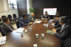 Paraná e Governo Federal estudam construção de uma nova ferrovia. Nesta segunda-feira (21), O secretário estadual de Infraestrutura e Logística, Sandro Alex, reuniu-se segunda-feira (21) com o assessor especial do Ministério da Infraestrutura, Marcos Felix, e o representante da Valec Engenharia, Construções e Ferrovias, Guilherme Bianco. Foto: Divulgação/SEPL