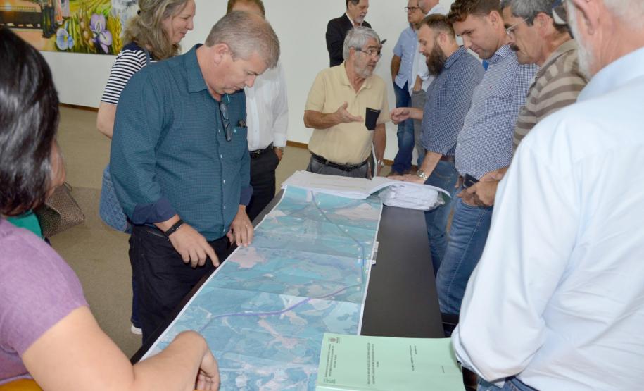 Governo e população discutem obra em Castro