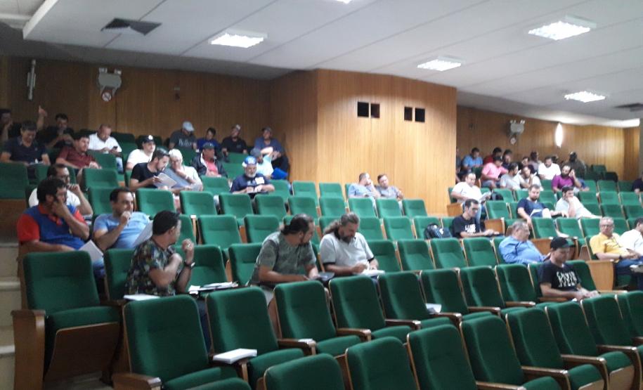 Leilão de sucatas de veículos automotores no auditório do DER/PR