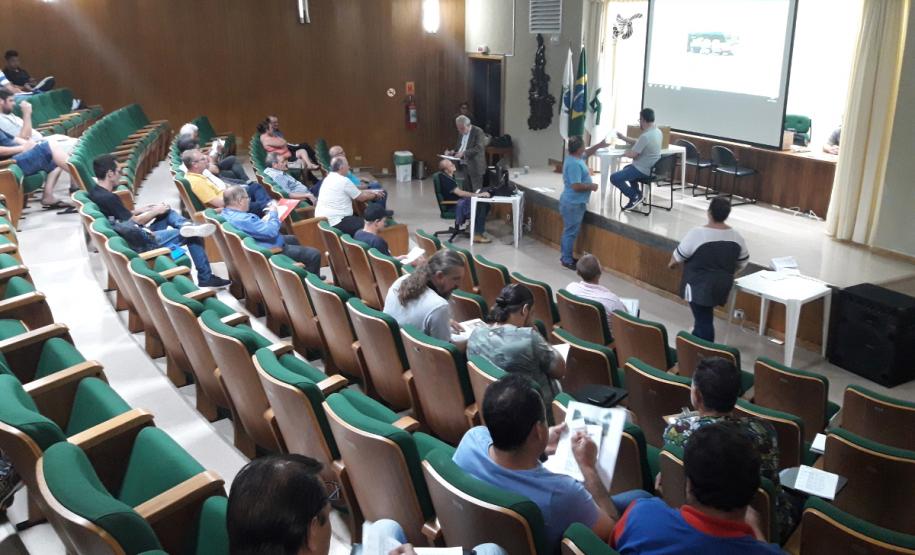 Leilão de sucatas de veículos automotores no auditório do DER/PR