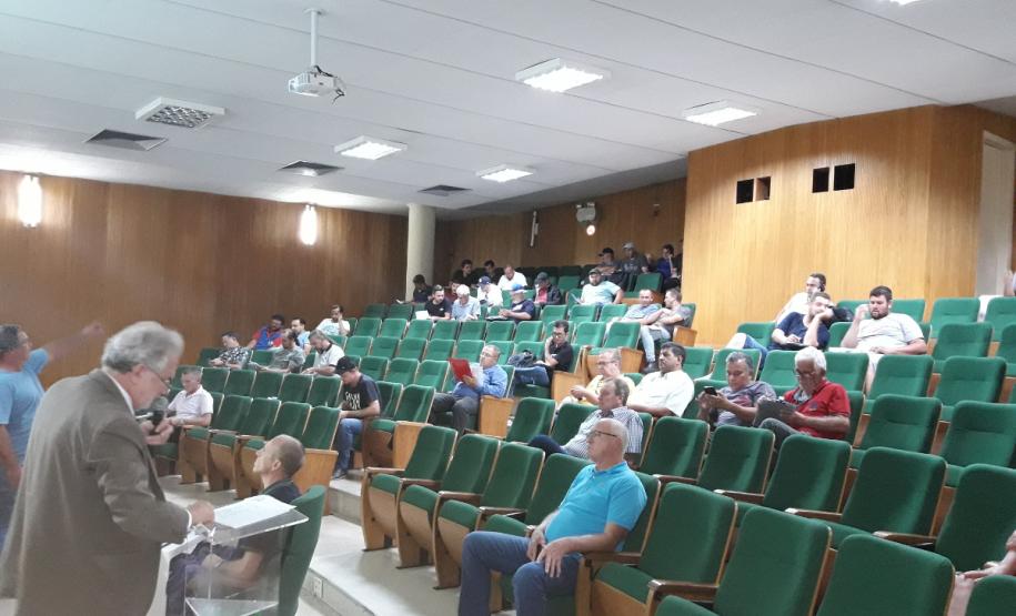 Leilão de sucatas de veículos automotores no auditório do DER/PR