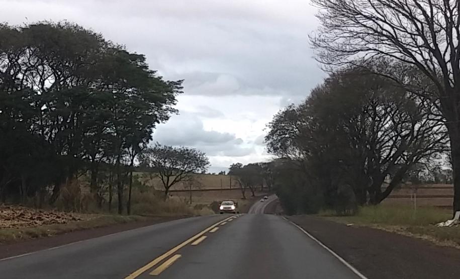 Foto de trecho da PR-323 entre Doutor Camargo e o Rio Ivaí