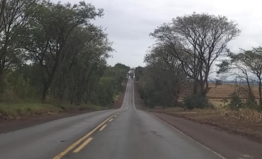 Foto de trecho da PR-323 entre Doutor Camargo e o Rio Ivaí