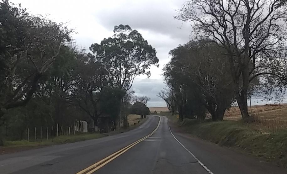 Foto de trecho da PR-323 entre Doutor Camargo e o Rio Ivaí