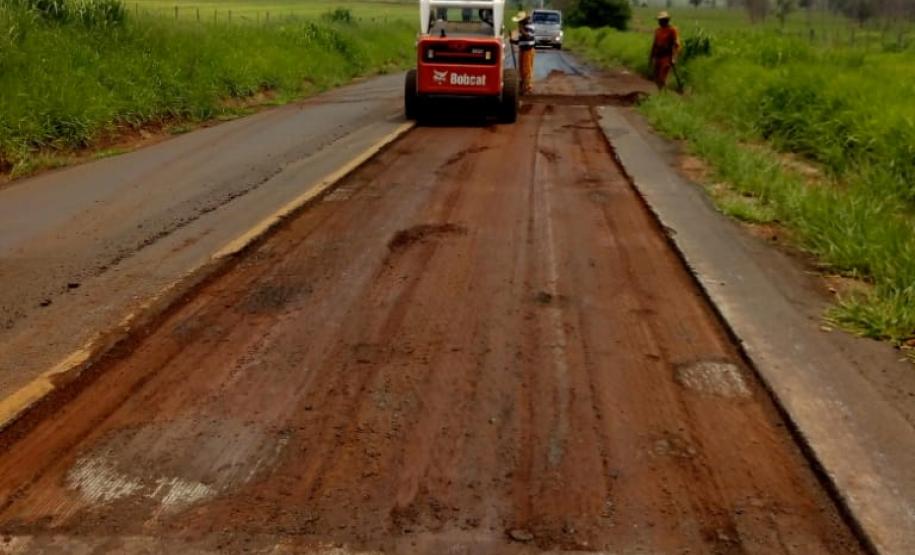 Foto da PR-556 durante serviços de remendos