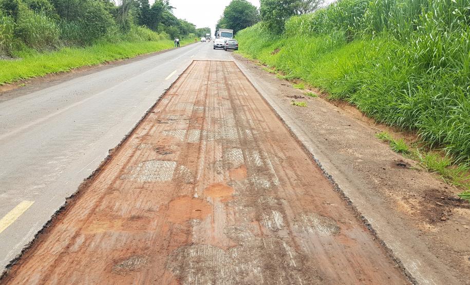 Foto da PR-577 durante serviços de remendos