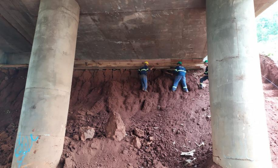 Obra de contenção dos taludes do viaduto sob a Avenida Barão do Rio Branco, em Cascavel
