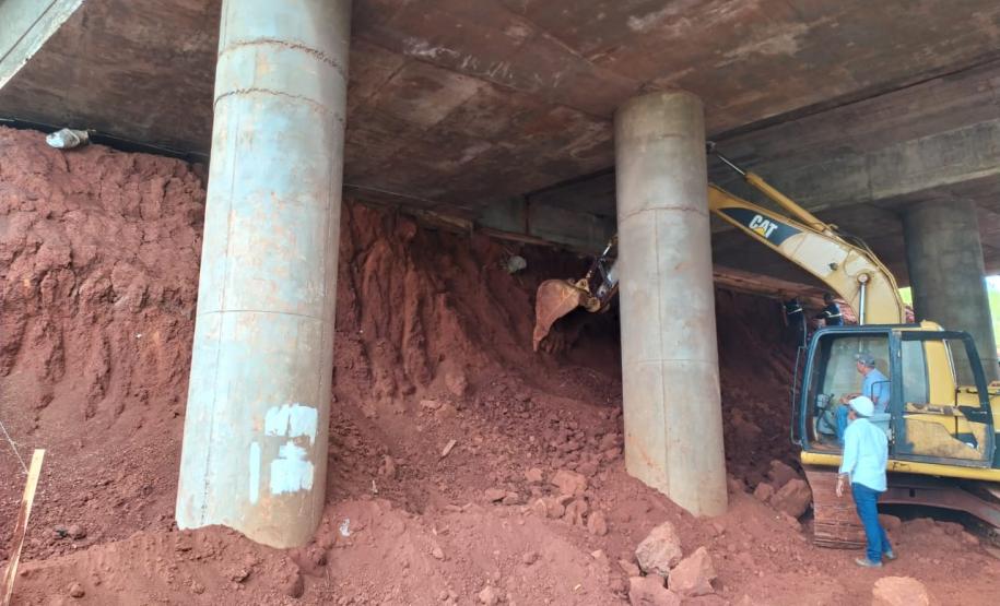 Obra de contenção dos taludes do viaduto sob a Avenida Barão do Rio Branco, em Cascavel