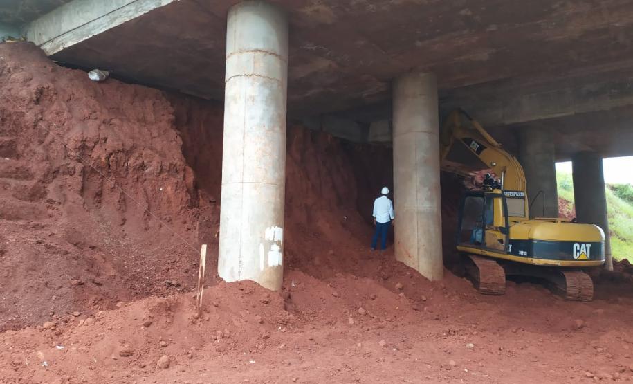 Obra de contenção dos taludes do viaduto sob a Avenida Barão do Rio Branco, em Cascavel