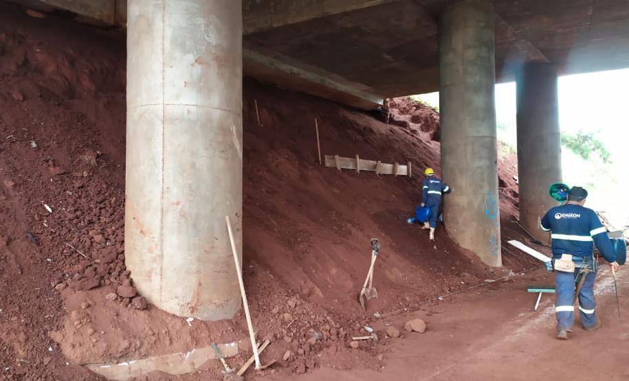 Obra de contenção dos taludes do viaduto sob a Avenida Barão do Rio Branco, em Cascavel