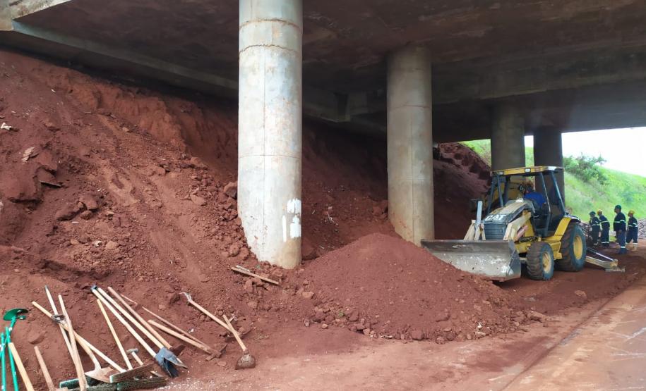 Obra de contenção dos taludes do viaduto sob a Avenida Barão do Rio Branco, em Cascavel