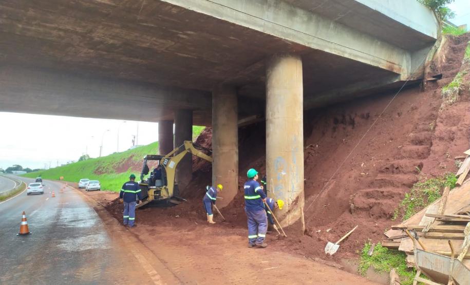 Obra de contenção dos taludes do viaduto sob a Avenida Barão do Rio Branco, em Cascavel