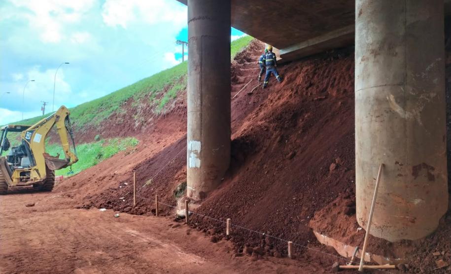 Obra de contenção dos taludes do viaduto sob a Avenida Barão do Rio Branco, em Cascavel