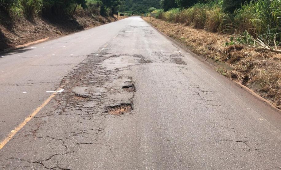 Serviços de remendos na PR-082, foto Antes