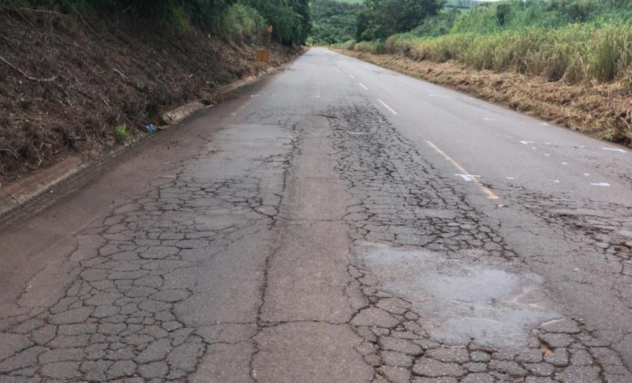 Serviços de remendos na PR-082, foto Antes