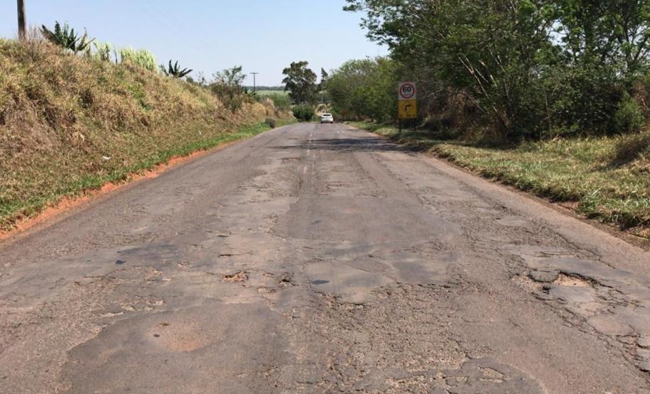 Serviços de remendos na PR-182, foto Antes