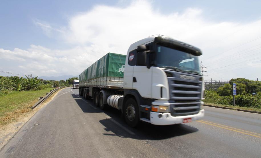 Imagens de caminhões em rodovias