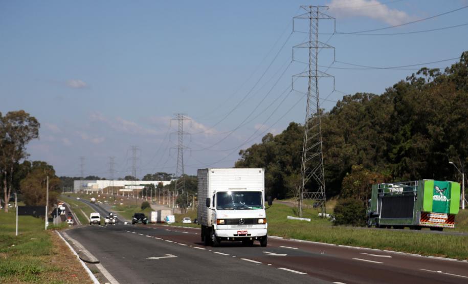 Imagens de caminhões em rodovias