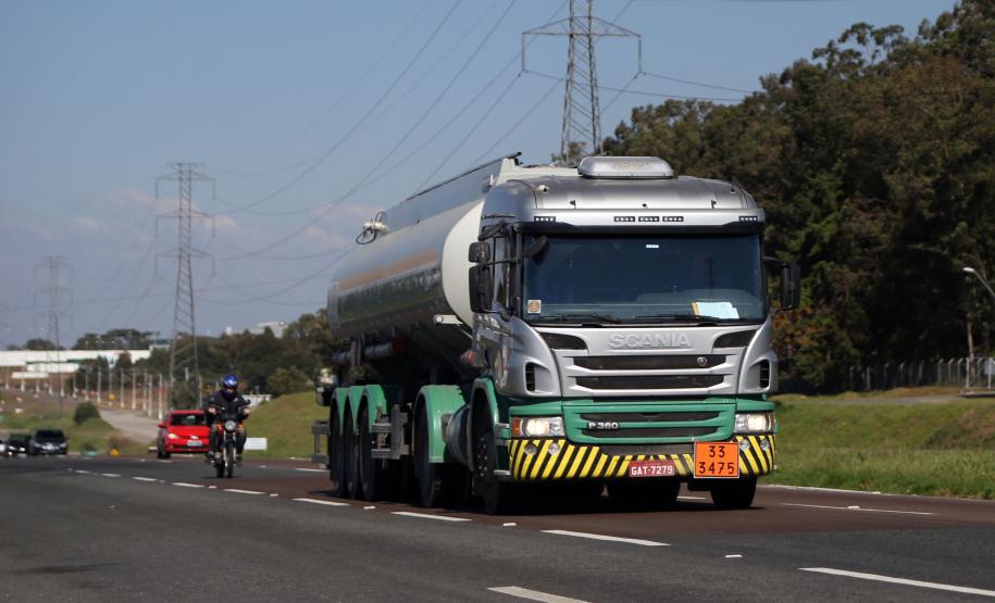 Imagens de caminhões em rodovias