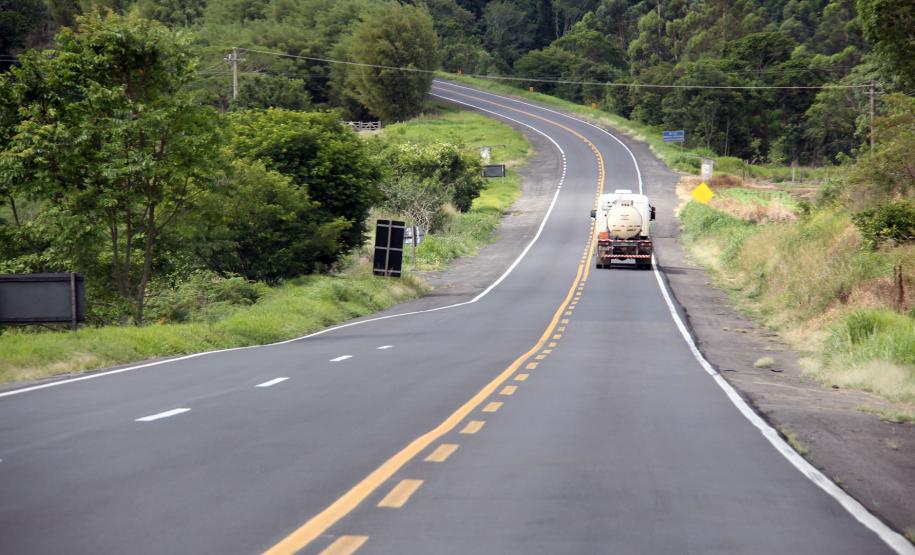 Imagens de caminhões em rodovias