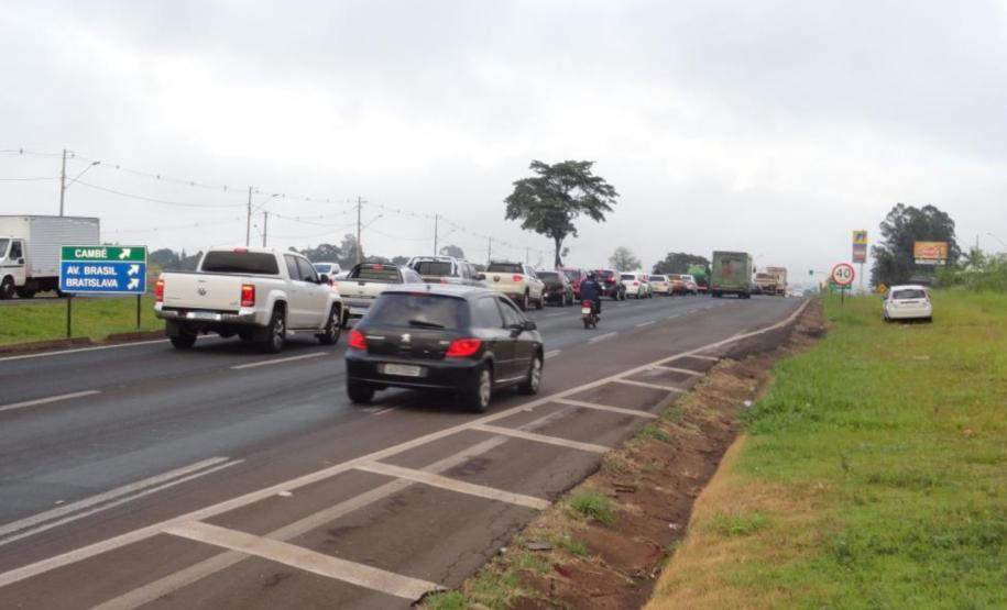 Rodovia BR-369 com congestionamento, em Cambé
