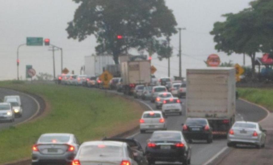 Rodovia BR-369 com congestionamento, em Cambé