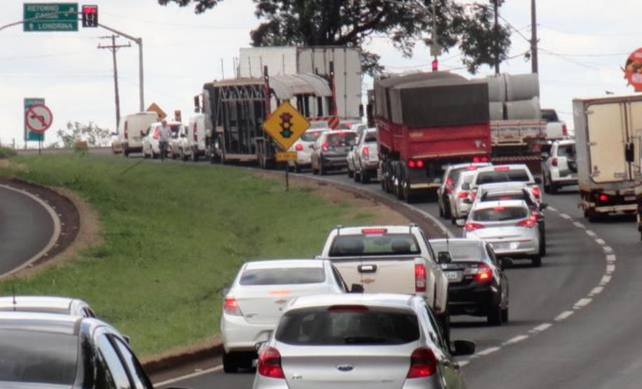 Rodovia BR-369 com congestionamento, em Cambé
