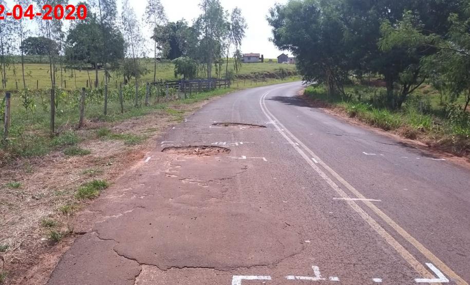 Remendos superficiais em pontos com buracos e trincas