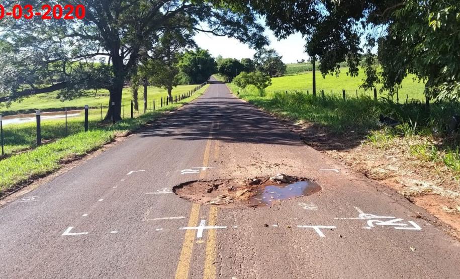 Remendos superficiais em pontos com buracos e trincas