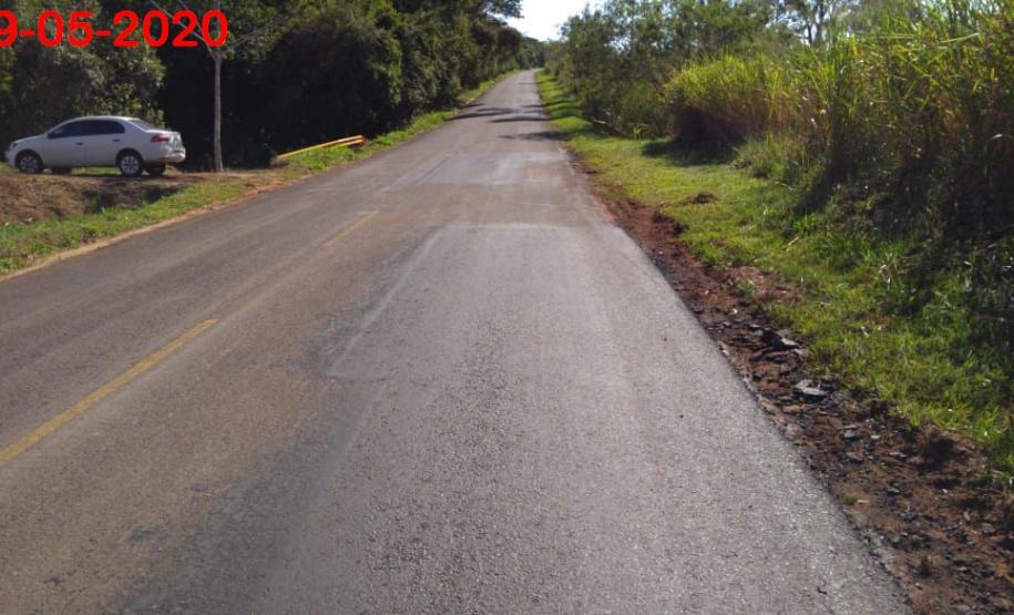 Remendos superficiais em pontos com buracos e trincas