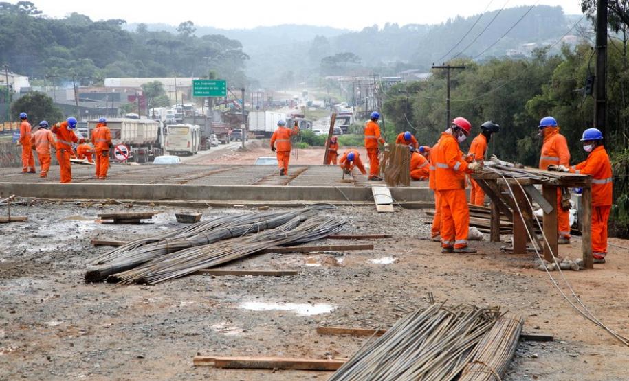 Obra na Rodovia dos Minérios recebe novas vigas de concreto
