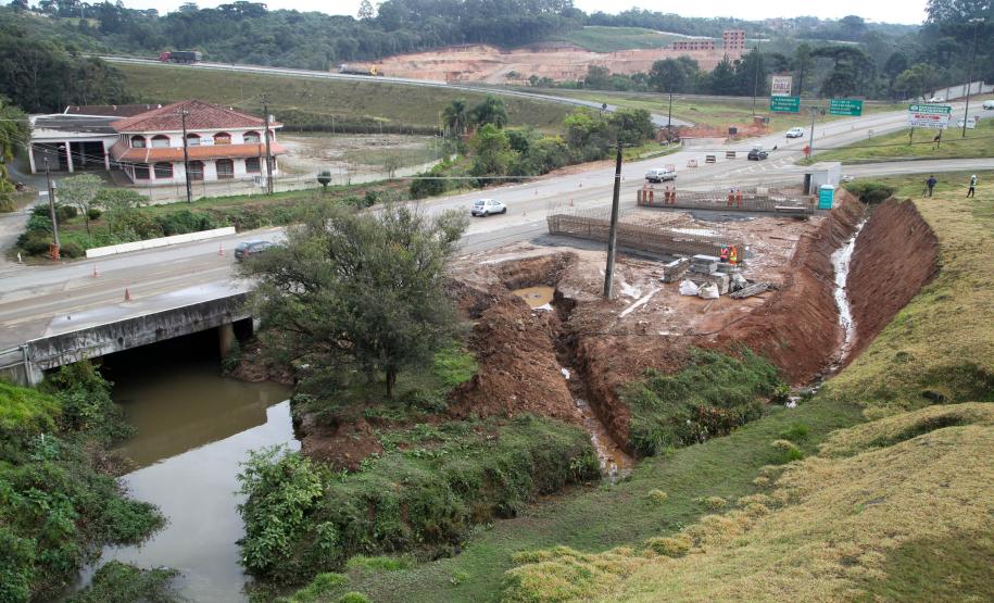 Obras de duplicação da rodovia entre Curitiba e Almirante Tamandaré.
