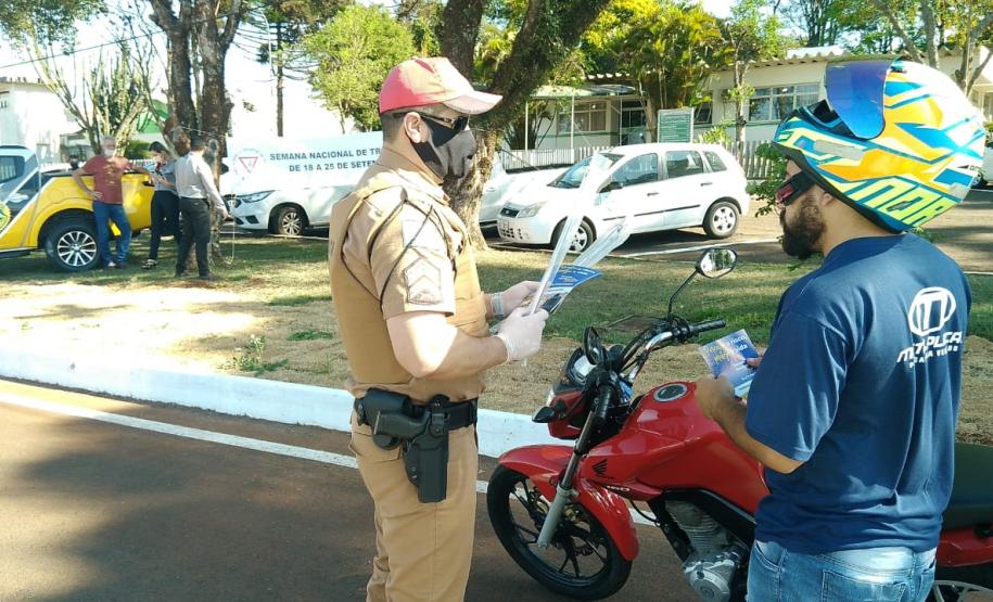 Funcionárias do DER e soldados da BPRv realizam blitz educativa