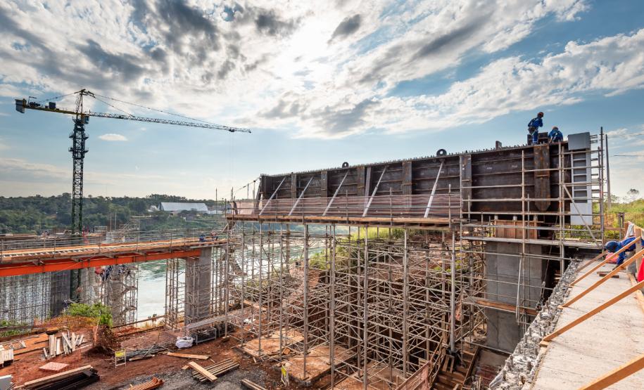 Lançamento de longarina metálica