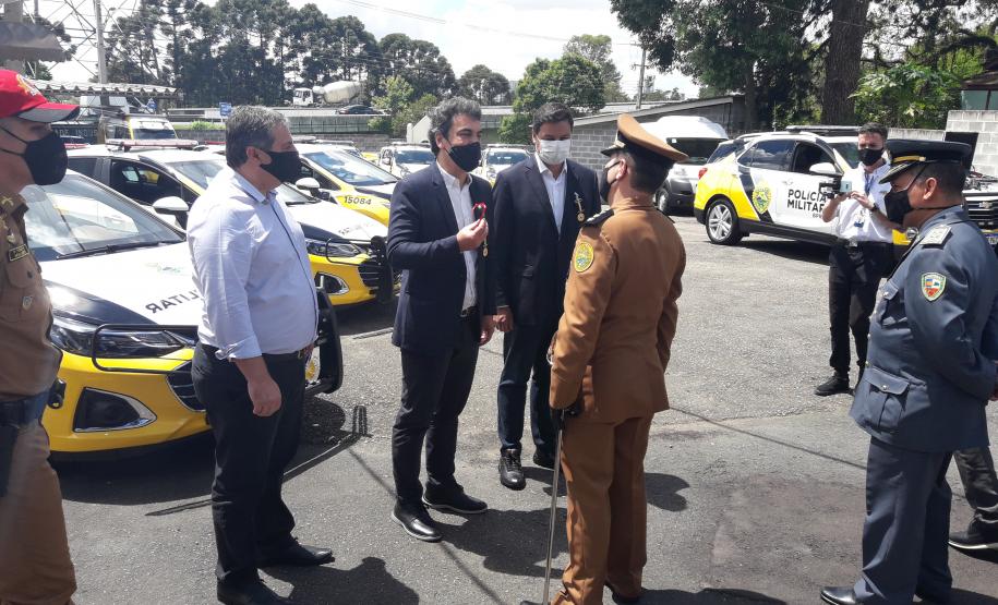 Entrega de cinco novos veículos, totalmente equipados, feita pelo DER-PR na solenidade de comemoração do aniversário do batalhão