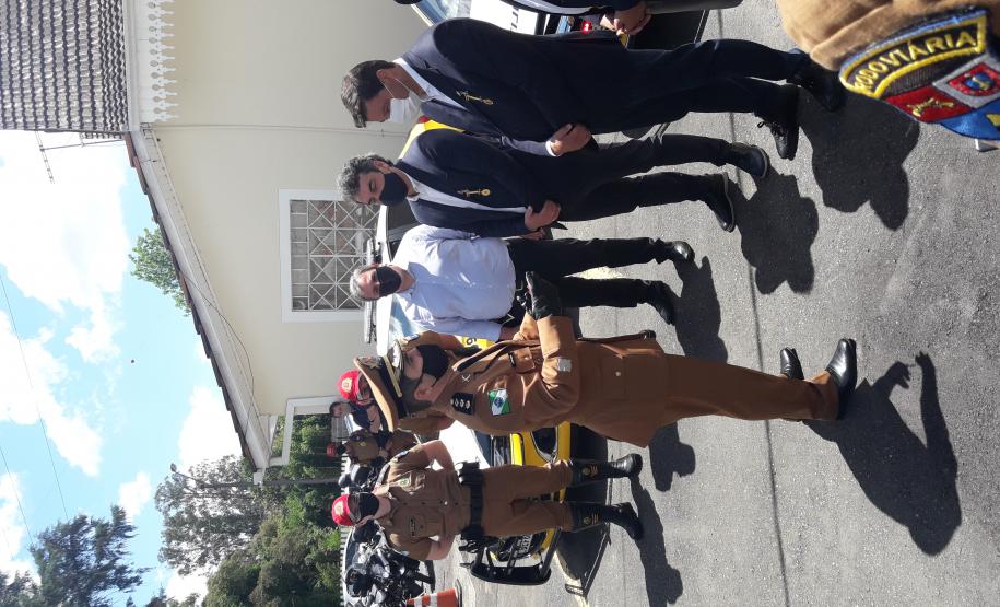 Entrega de cinco novos veículos, totalmente equipados, feita pelo DER-PR na solenidade de comemoração do aniversário do batalhão