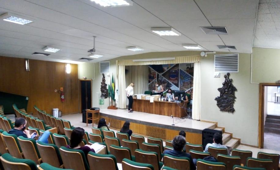 Sessão de abertura de propostas no auditório do DER/PR